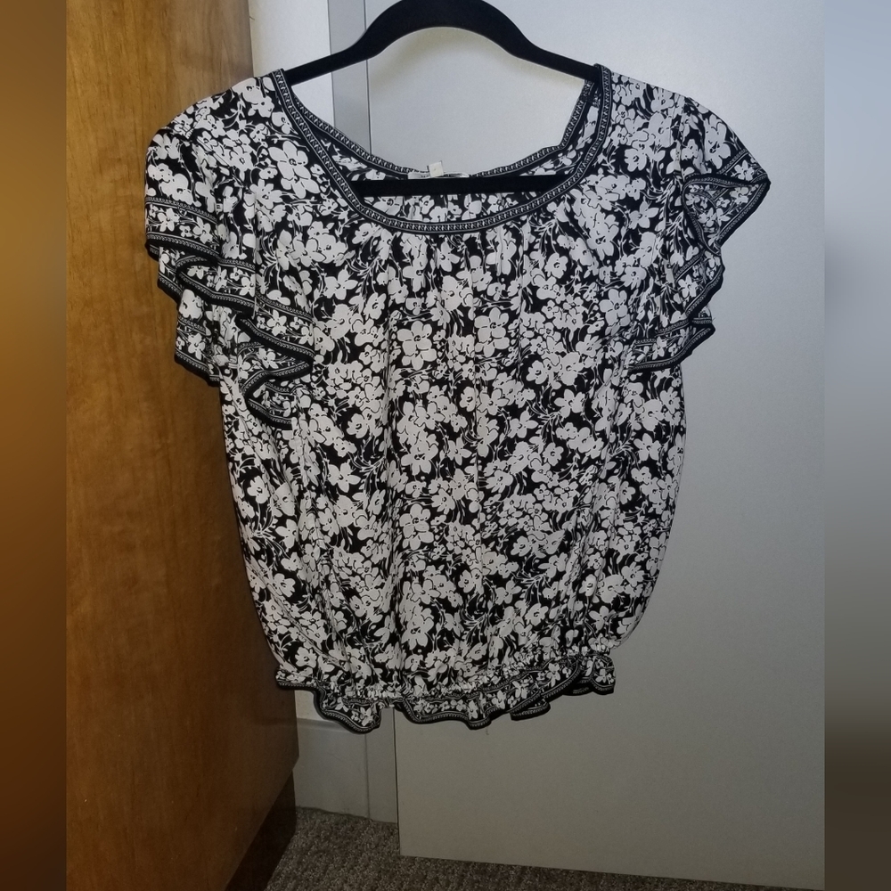 Max Studio short sleeve blouse size small